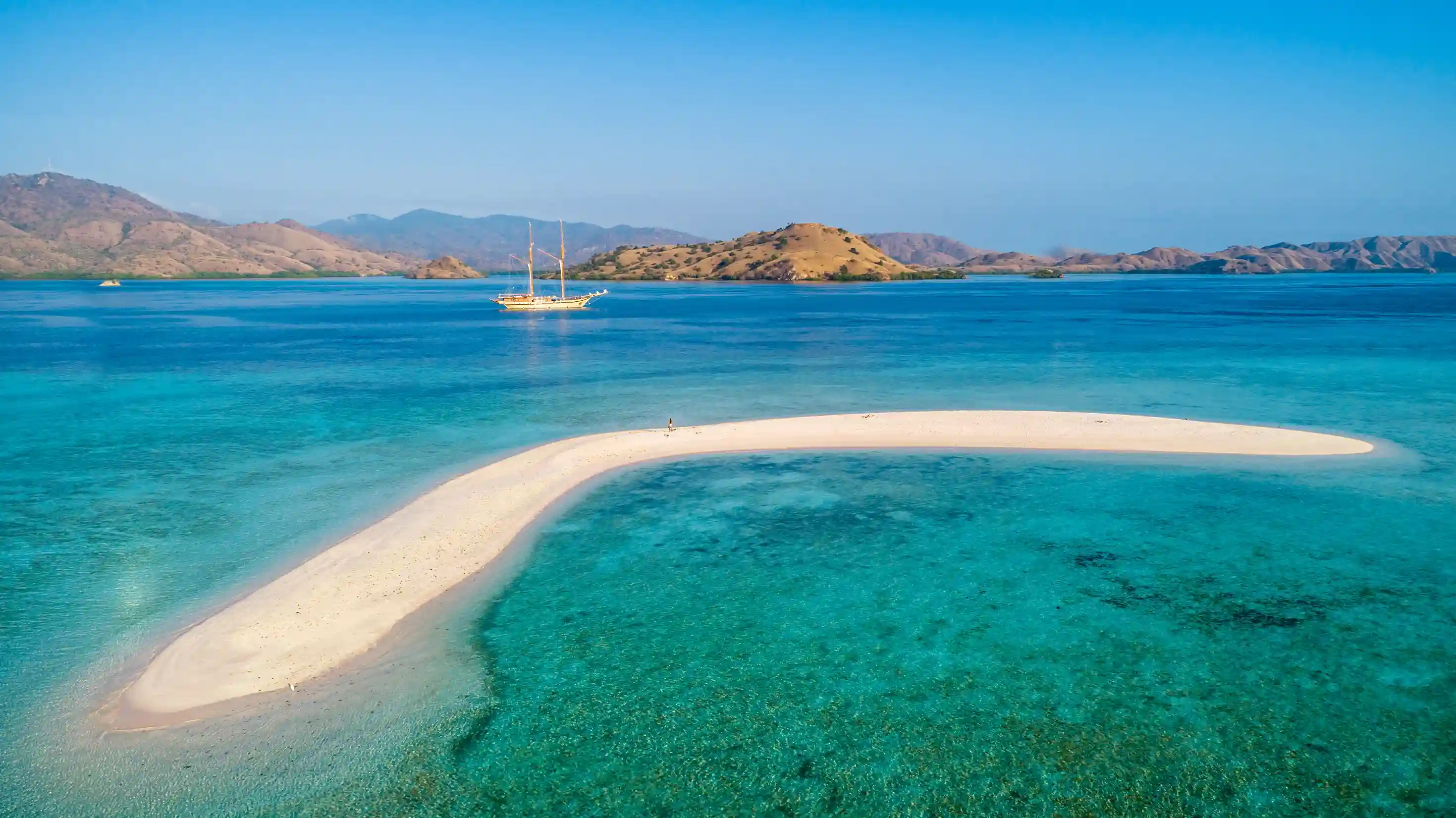 Snorkelling & Diving Komodo Escape: Best Reefs, Sites and Seasons for Clear Water