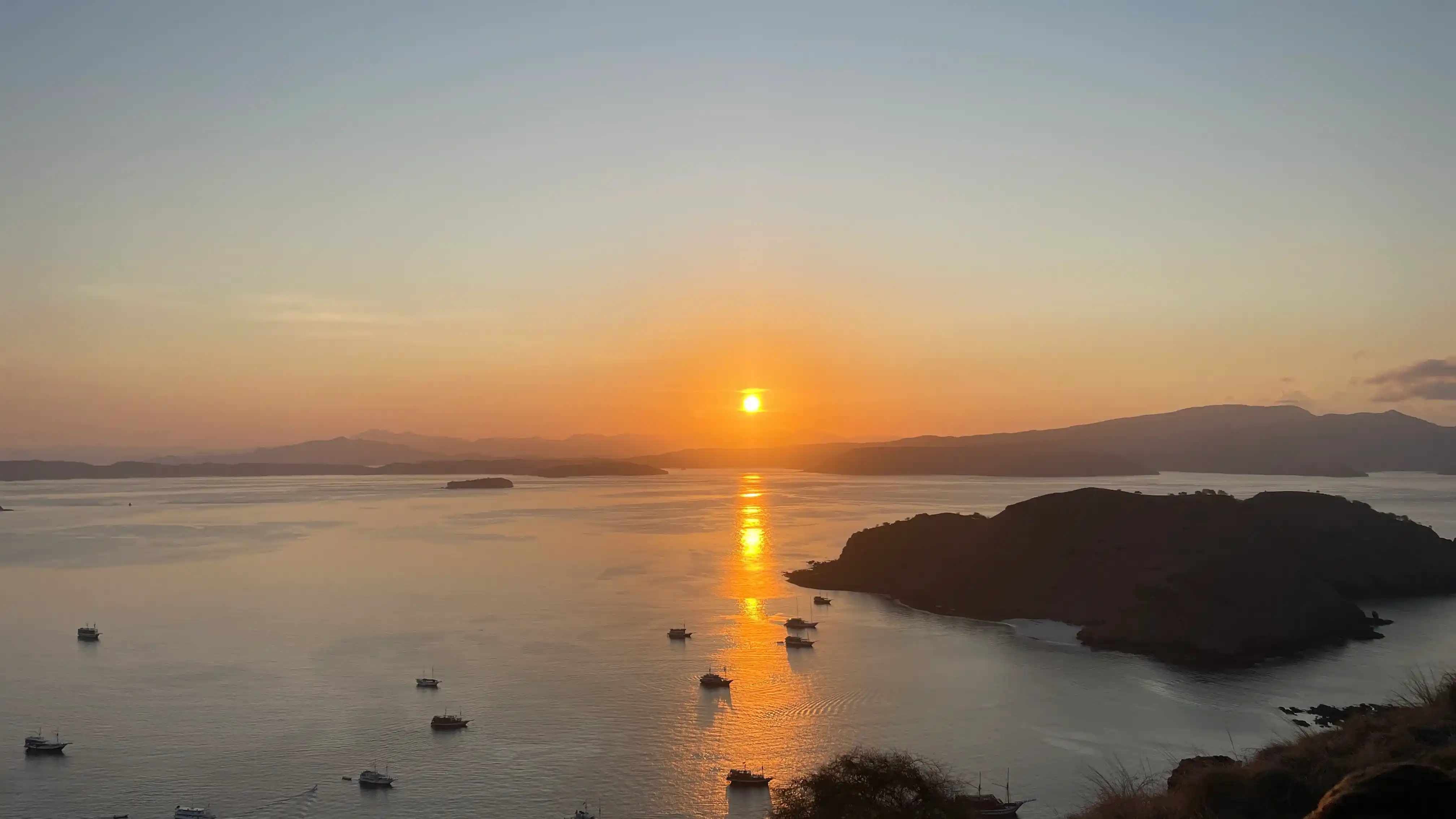 Komodo Escape Photography Guide: Best Viewpoints, Drone Rules and Sunset Spots
